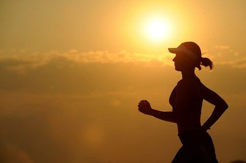 Puoi correre per perdere peso non solo al mattino, ma anche alla sera. 