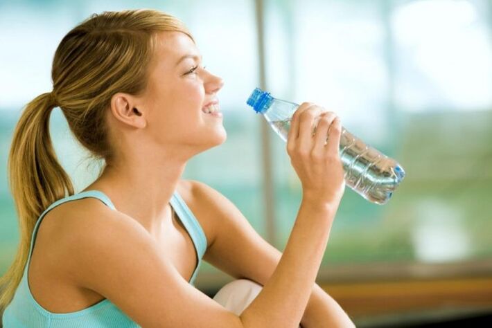l'acqua sostituisce il cibo durante una dieta potabile
