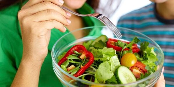 Mangiare un'insalata di verdure con una dieta priva di carboidrati per attenuare la sensazione di fame